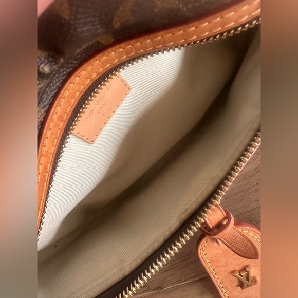 Louis Vuitton High Rise Crossbody bumbag EUC! - Picture 6 of 8